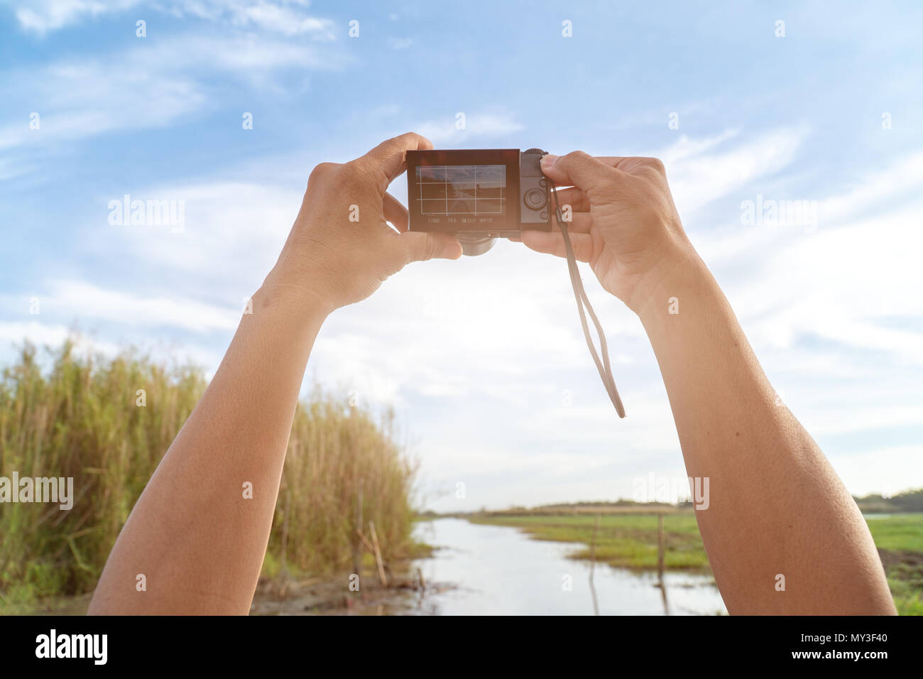 Outdoor Fotografia di viaggio,mani tenendo la fotocamera e prendendo bellissima foto.accessori da viaggio oggetto. Foto Stock