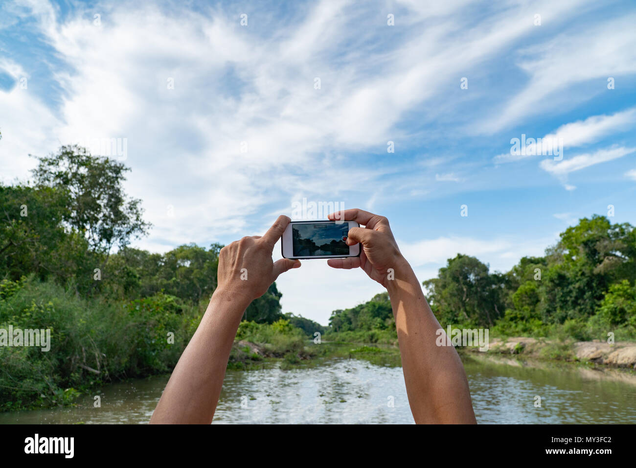Outdoor Fotografia di viaggio,mani tenendo il telefono cellulare e prendendo bellissima foto.accessori da viaggio oggetto. Foto Stock