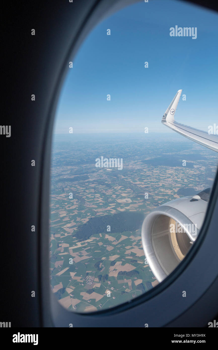 La vista dalla finestra del sedile passeggero sul motore di Lufthansa A320-200 battenti in Europa centrale. Foto Stock