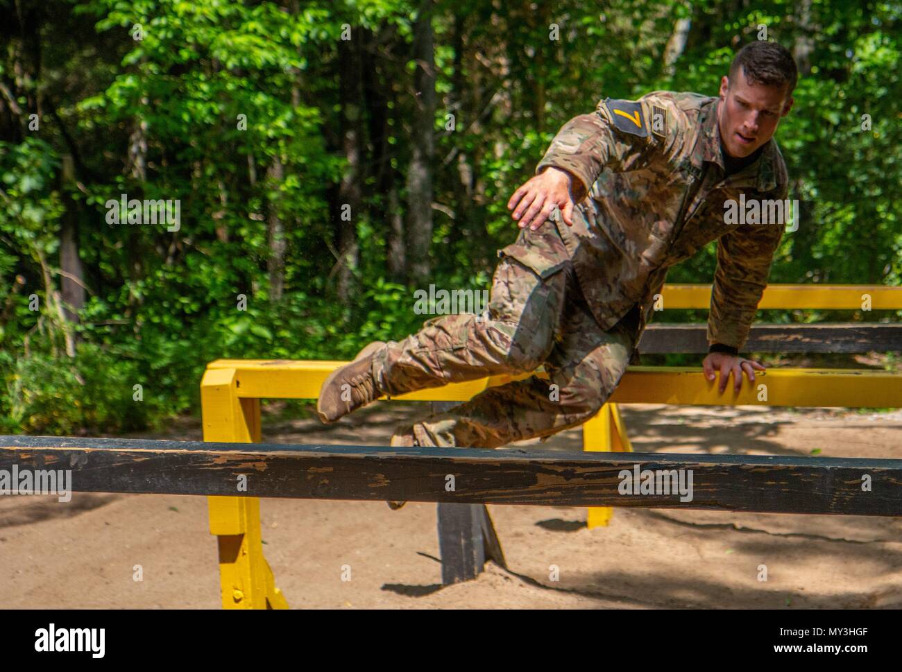 1LT, 24 maggio 2018. Ryan Rodgers, 3° Brigata Team di combattimento, 101st Airborne Division (Air Assault) consente di spostarsi tra i sei volte ostacolo durante le migliori Air Assault concorrenza a Sabalauski Air Assault scuola 24 Maggio a Fort Campbell. Air Assault soldati qualificati del 101st hanno gareggiato in vari eventi come un 12 mile road marzo, un esame scritto, un buddy run, rappelling, una evacuazione medica e trauma lane, percorso ad ostacoli e imbracatura ispezione di carico. () Foto Stock