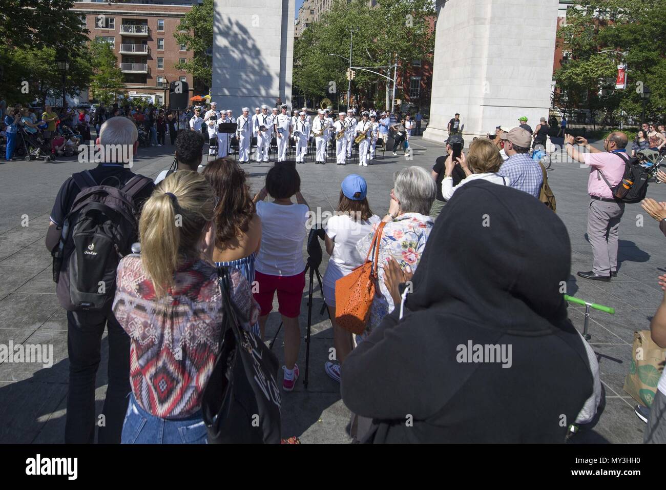 180524-N-DA095-0131 NEW YORK (24 maggio 2018) la banda della marina nord-est esegue a Washington Square Park durante la settimana della flotta di New York (FWNY), 24 maggio 2018. Ora nel suo trentesimo anno FWNY è la città del tempo-onorato festa del mare servizi. Si tratta di una opportunità unica per i cittadini di New York e il circostante tri-state area per soddisfare i marinai, Marine e le coste Guardie, come pure testimoniare di prima mano le funzionalità più recenti di oggi i servizi marittimi. (U.S. Foto di Marina di Massa lo specialista di comunicazione di terza classe Maria I. Alvarez/RILASCIATO). () Foto Stock