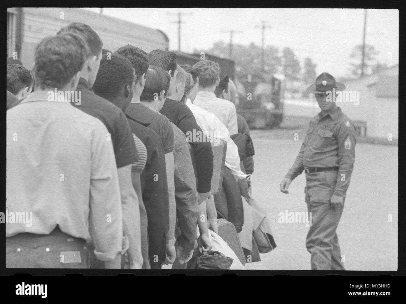 Draftees sotto l'occhio vigile di un sergente personale di attendere in linea per essere trasformati in U S esercito a Fort Jackson, Columbia, nella Carolina del Sud. Guerra del Vietnam Era. Foto Stock