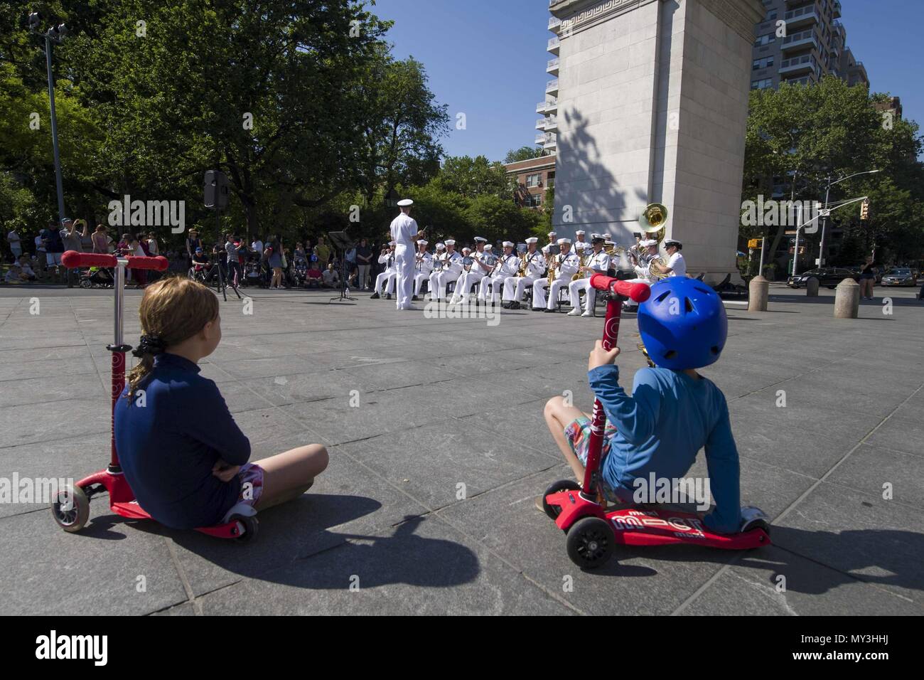 180524-N-DA095-0106 NEW YORK (24 maggio 2018) Due bambini guardare la banda della marina a nord-est di prestazioni a Washington Square Park durante la settimana della flotta di New York (FWNY), 24 maggio 2018. Ora nel suo trentesimo anno FWNY è la città del tempo-onorato festa del mare servizi. Si tratta di una opportunità unica per i cittadini di New York e il circostante tri-state area per soddisfare i marinai, Marine e le coste Guardie, come pure testimoniare di prima mano le funzionalità più recenti di oggi i servizi marittimi. (U.S. Foto di Marina di Massa lo specialista di comunicazione di terza classe Maria I. Alvarez/RILASCIATO). () Foto Stock