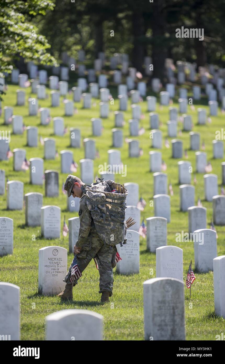 Un soldato da 3d U.S. Reggimento di Fanteria (la vecchia guardia) luoghi bandiere degli Stati Uniti a lapidi nella Sezione 38 durante le bandiere in presso il Cimitero Nazionale di Arlington Arlington, Virginia, 24 maggio 2018, 24 maggio 2018. Per più di 60 anni, i soldati della vecchia guardia hanno onorato la nostra nazione di eroi caduti ponendo le bandiere degli Stati Uniti a gravesites per i membri del servizio sepolto ad entrambi il Cimitero Nazionale di Arlington e la U.S. Soldati e aviatori Home del cimitero nazionale appena prima per il weekend del Memorial Day. Entro quattro ore e più di 1, 000 soldati posti 234, 537 bandiere nella parte anteriore di ogni lapide e Columba Foto Stock