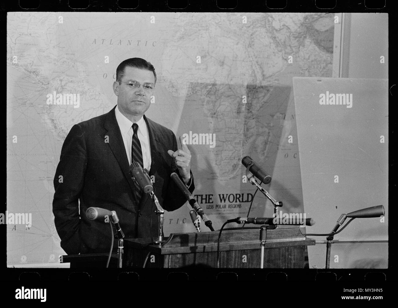 Il Segretario della Difesa Robert McNamara risponde alle domande sulla situazione cubana in occasione di una conferenza stampa, Washington DC, 10/23/1962. Foto di Marion S. Trikosko. Foto Stock