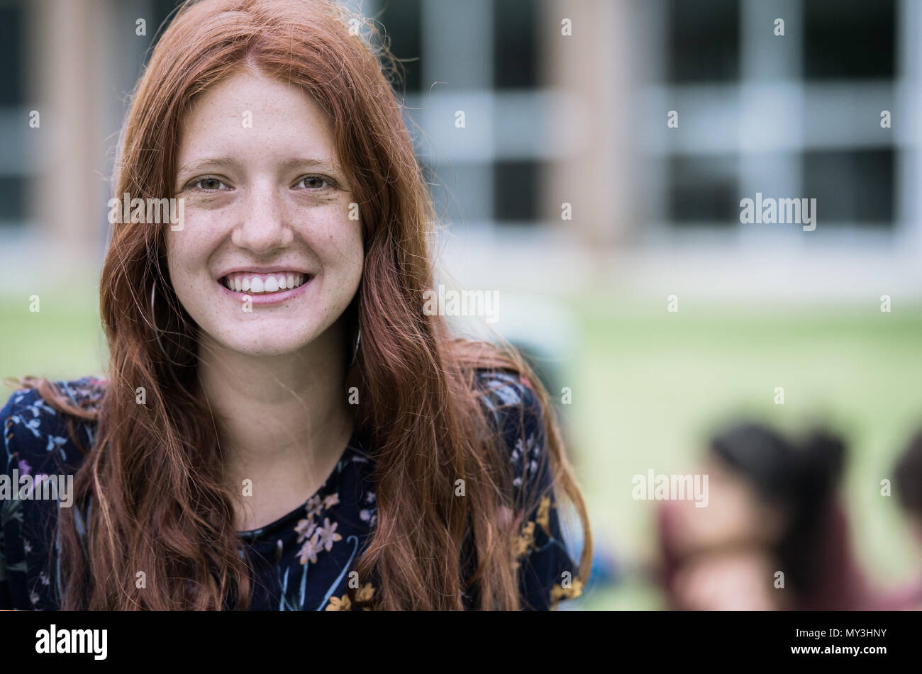 Giovane donna sorridente allegramente, ritratto Foto Stock