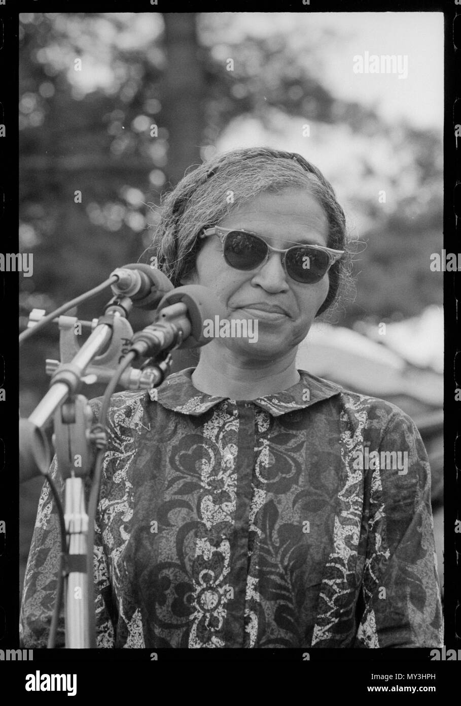 I diritti civili attivista Rosa Parks parla alla folla ai poveri di marzo su Washington, la campagna organizzata da Martin Luther King Jr e la Southern Christian Leadership Conference per ottenere la giustizia economica per i poveri, Washington DC, 6/20/1968. Foto di Warren K. Leffler. Foto Stock