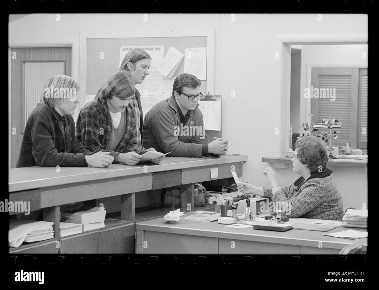 18-anno-olds registrati per il progetto a loro locale servizio selettivo Office, Hyattsville, MD, 2/16/1977. Foto Stock