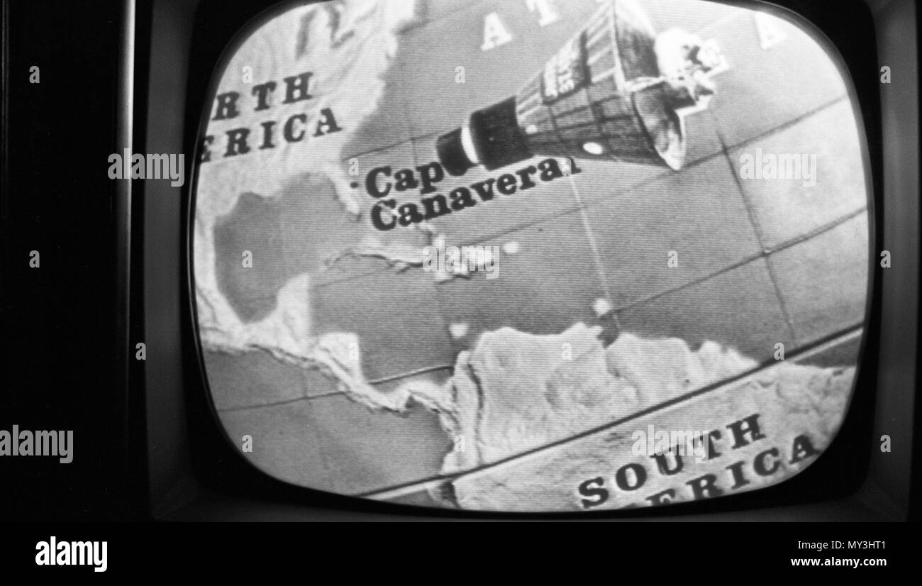 Foto di uno schermo televisivo che mostra un artista della concezione dell'astronauta John Glenn l'amicizia di 7 capsula spaziale come potrebbe apparire durante la sua orbita attorno alla Terra, Washington DC, 2/20/1962. Foto di Marion S. Trikosko. Foto Stock