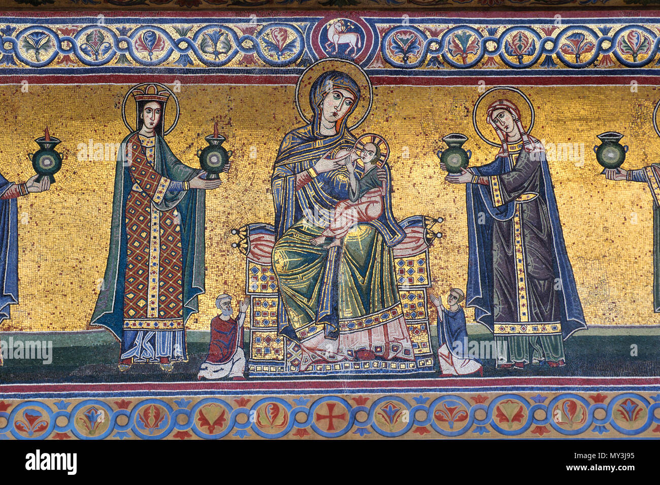 La Madonna che allatta con il Bambino e i saggi e le vergini stolte - dettaglio del mosaico medievale - Basilica di Santa Maria in Trastevere, Roma Foto Stock