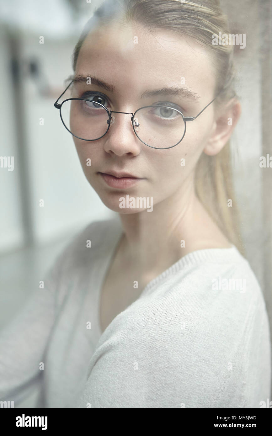 Giovane donna con gli occhiali, ritratto Foto Stock