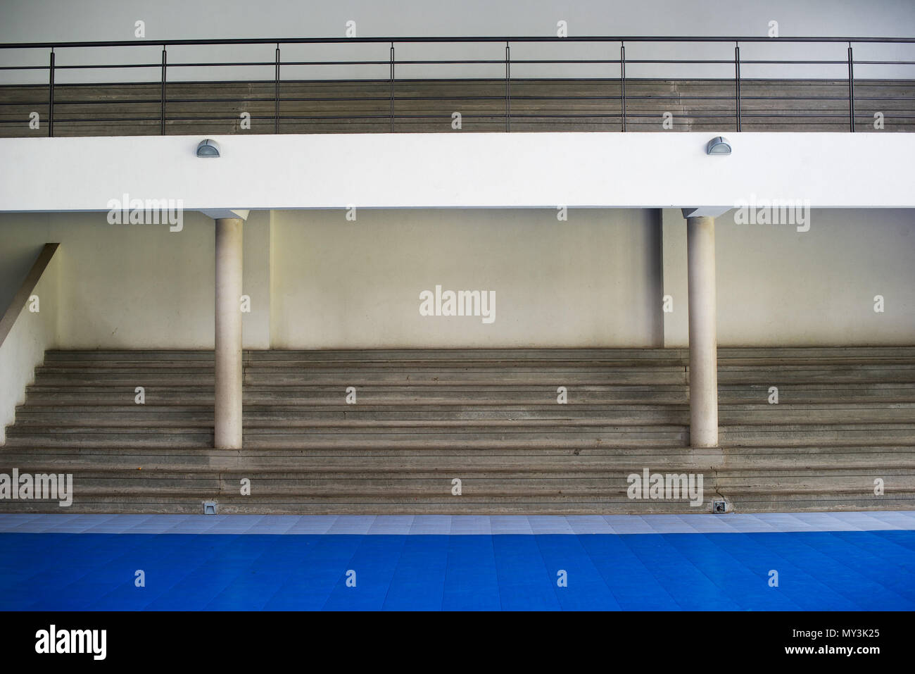 Gradinate in palestra vuota Foto Stock