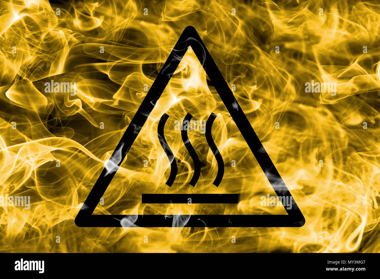 Superficie calda di avvertimento pericolo segno di fumo. Spia triangolo di pericolo, segno sullo sfondo di fumo. Foto Stock