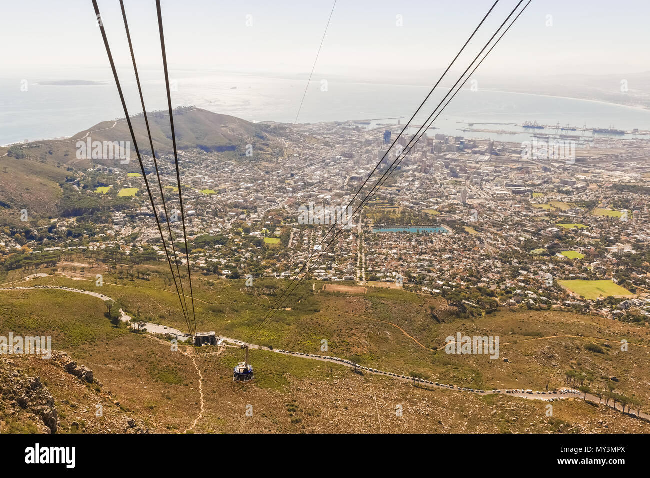 Vista panoramica sulla città di Cape Town e della cabinovia di Table Mountain Foto Stock
