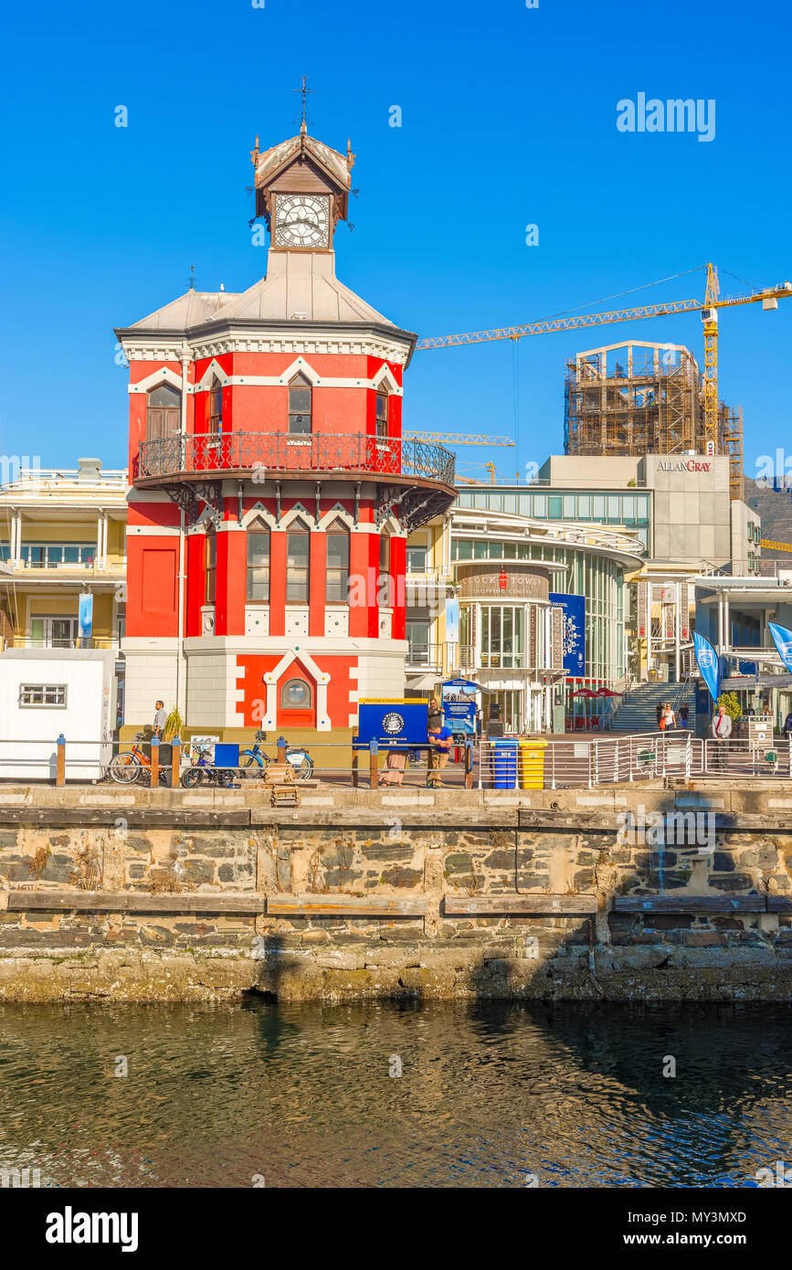 Cape Town, Sud Africa - 12 Maggio 2015: il rosso gotico vittoriano stile-Clock Tower è un importante punto focale nella Victoria and Alfred Waterfront, Foto Stock
