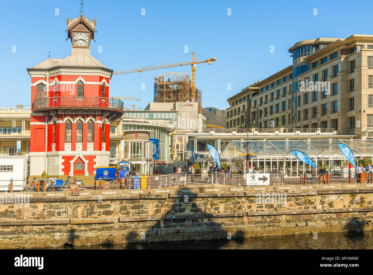 Cape Town, Sud Africa - 12 Maggio 2015: il rosso gotico vittoriano stile-Clock Tower è un importante punto focale nella Victoria and Alfred Waterfront, Foto Stock