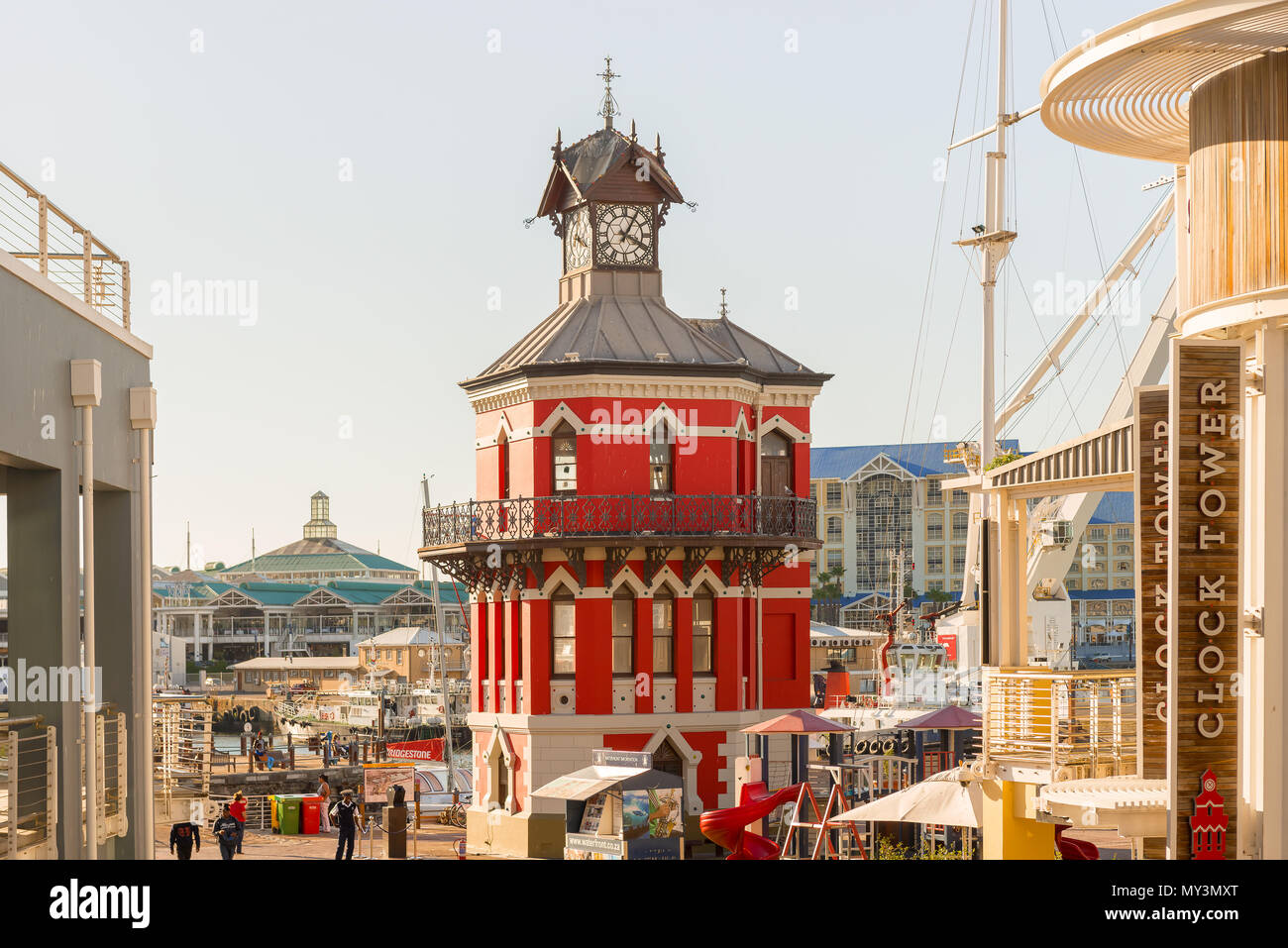 Cape Town, Sud Africa - 12 Maggio 2015: il rosso gotico vittoriano stile-Clock Tower è un importante punto focale nella Victoria and Alfred Waterfront, Foto Stock