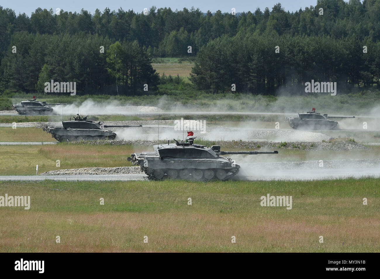 Soldati britannici con il Queen's Royal ussari a condurre le operazioni Offensive lane durante l'Europa forte sfida del serbatoio, Giugno 5, 2018. Stati Uniti Europa dell'esercito e dell'esercito tedesco co-host la terza Europa forte sfida del serbatoio in corrispondenza di Grafenwoehr Area Formazione, 3 giugno - 8, 2018. L'Europa forte sfida del serbatoio è un annuale evento di formazione progettate per fornire delle nazioni partecipanti una dinamica produttiva e divertimento ambiente in cui per favorire partenariati militare, forma soldato le relazioni a livello e condividere tattiche, le tecniche e le procedure. (U.S. Foto dell'esercito di Gertrud Zach) Foto Stock