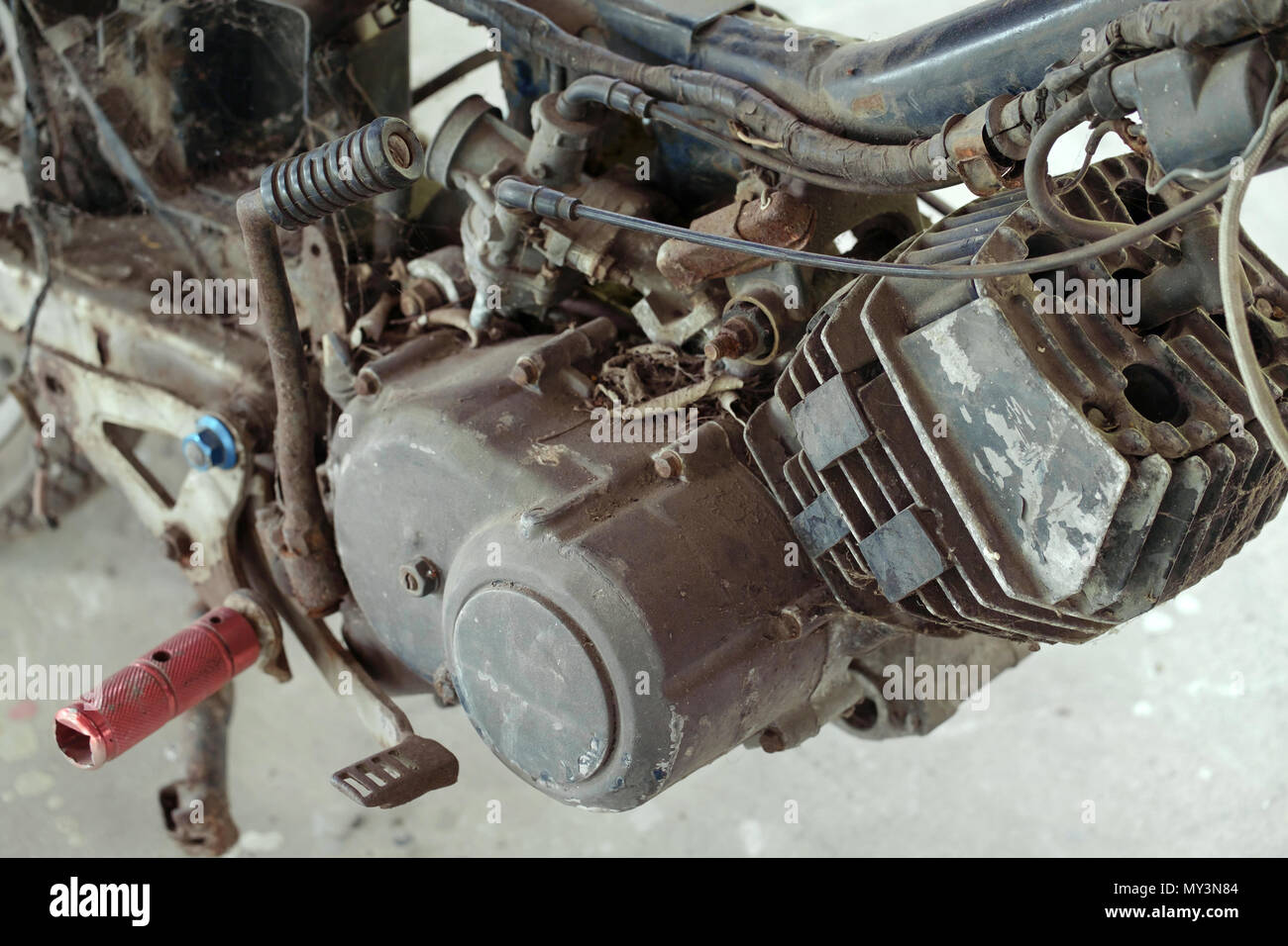 Vista della vecchia e sporca, il motore del motociclo. Foto Stock