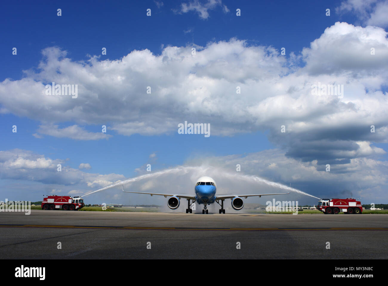 Col. Casey D. Eaton, 89Airlift Wing Commander taxi in una C-32 dopo il suo ultimo volo al completamento di 25 anni di servizio, Giugno 4, 2018, Base comune Andrews, Md. Eaton era responsabile a livello mondiale per una speciale missione aria airlift, logistica, antenna porta e supporto di comunicazioni per il presidente, vice presidente, membri del gabinetto, duro, condottieri e alti gradi militari e dirigenti eletti come incaricato dalla Casa Bianca, Air Force capo del personale e di mobilità in aria il comando. Eaton sbarcati a base comune Andrews e siamo stati accolti dalla famiglia, gli amici e i membri dell'unità. (U.S. Air Force foto di S Foto Stock