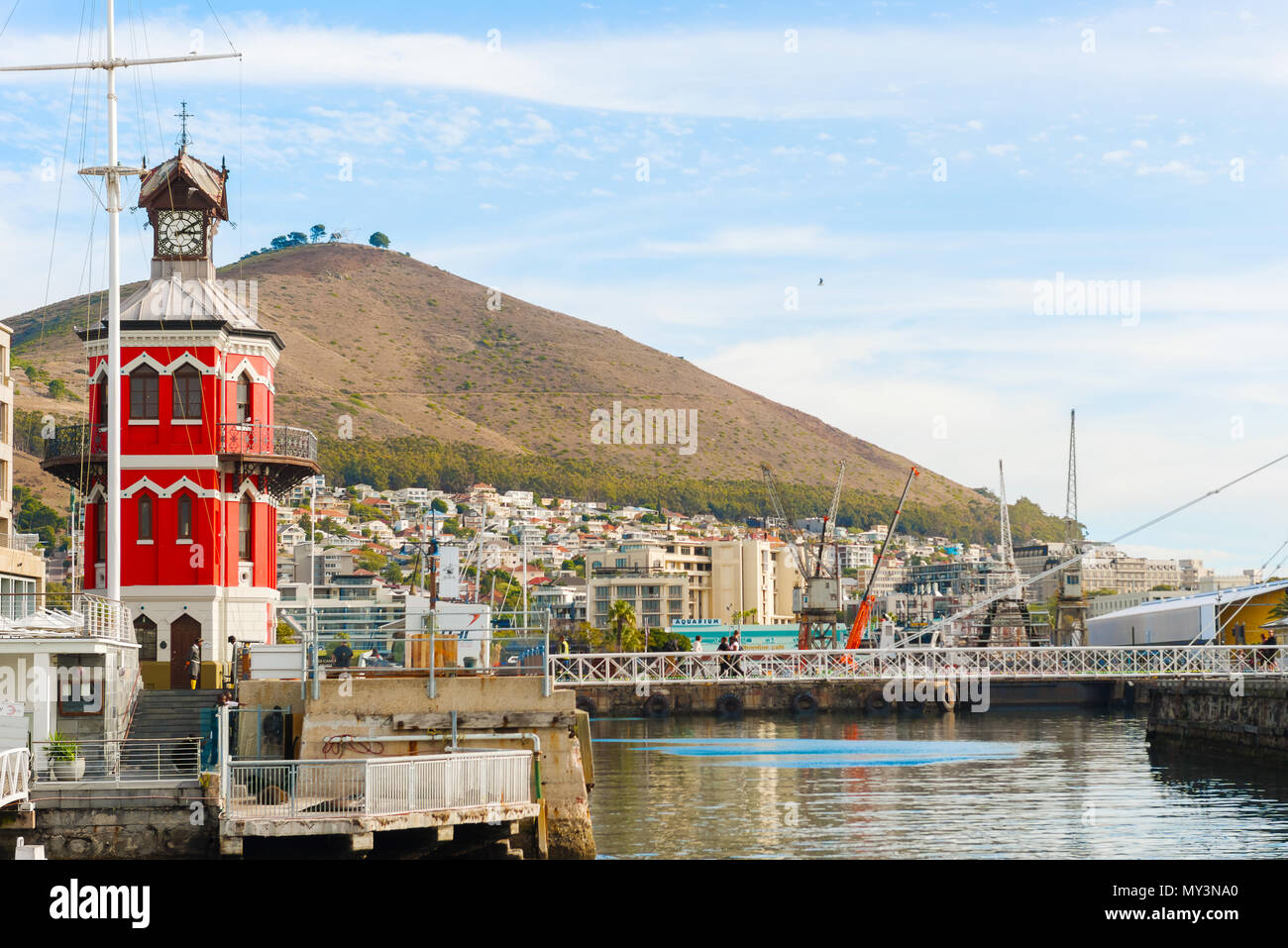 Cape Town, Sud Africa - 12 Maggio 2015: il rosso gotico vittoriano stile-Clock Tower è un importante punto focale nella Victoria and Alfred Waterfront, Foto Stock