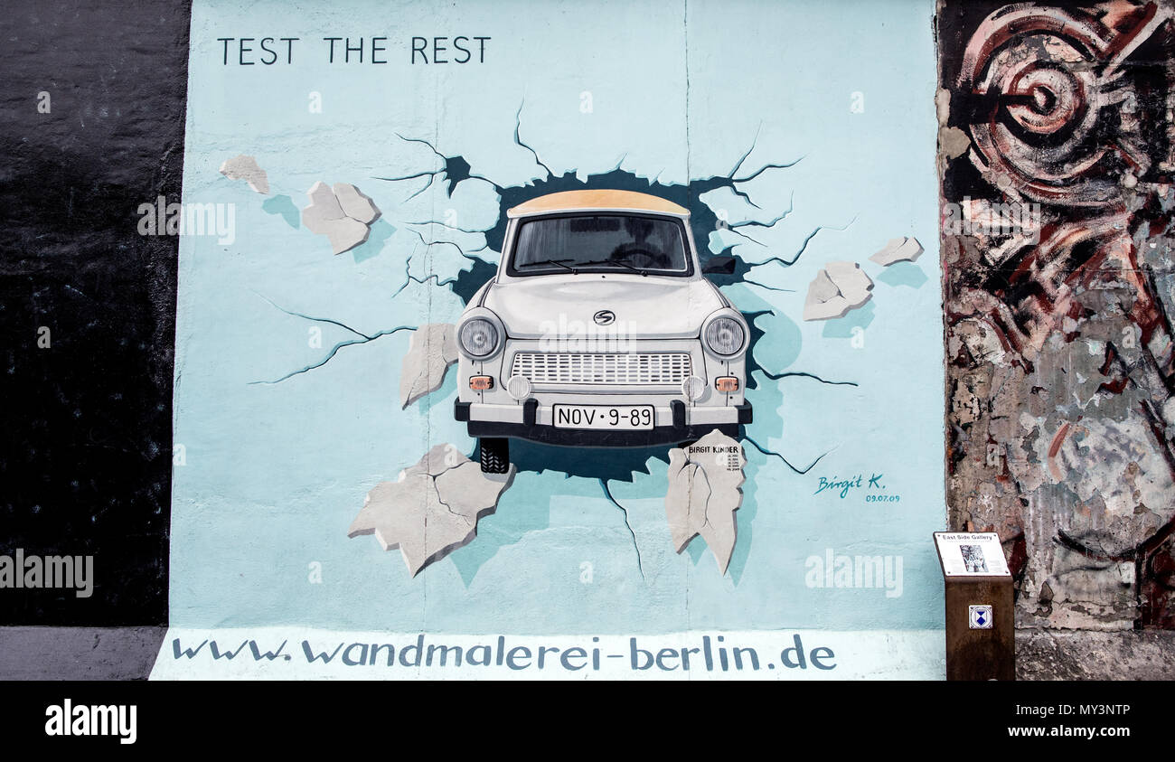 Una Trabant vettura sul muro di Berlino arte sulla East Side Gallery Berlino Germania Foto Stock