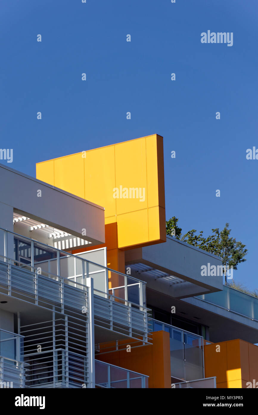 Di colore giallo brillante pannello decorativo su un tetto di un di nuova costruzione edificio residenziale in Vancouver, BC, Canada Foto Stock