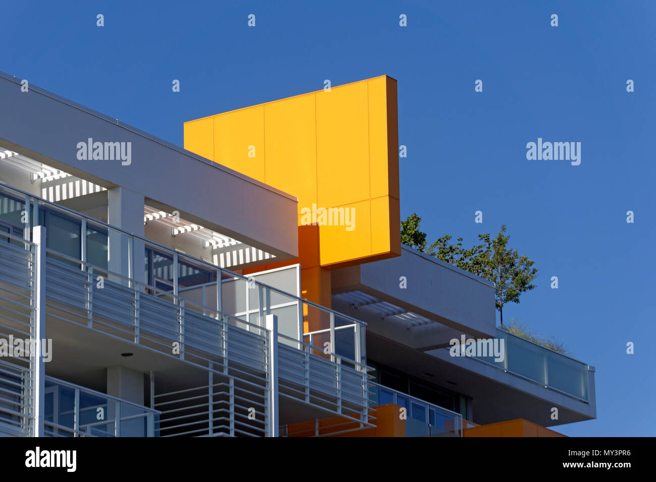 Di colore giallo brillante pannello decorativo su un tetto di un di nuova costruzione edificio residenziale in Vancouver, BC, Canada Foto Stock