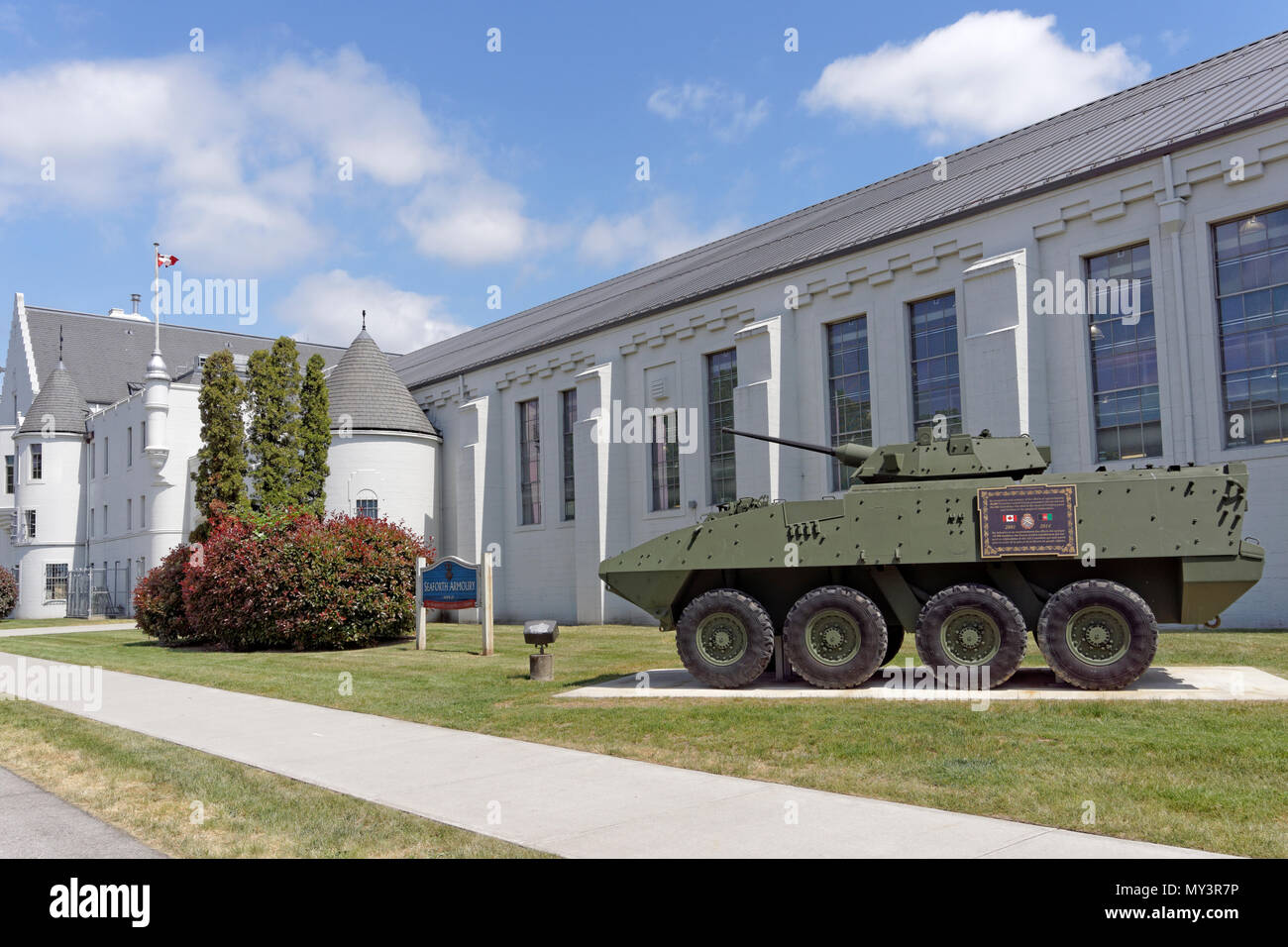 La brigata 39 LAV III un monumento in onore di forze armate canadesi che hanno servito e morì in Afgahanistan, Seaforth Armeria, Vancouver, BC, Canada Foto Stock