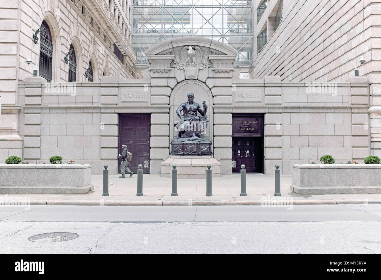Un uomo cammina oltre la Federal Reserve Bank di Cleveland nel centro cittadino di Cleveland, Ohio, USA. Foto Stock