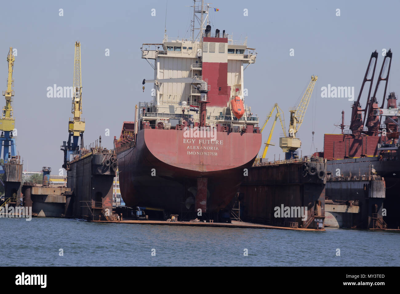 CONSTANTA, Romania - 19 Maggio 2018: vecchia nave ormeggia di smantellamento Foto Stock