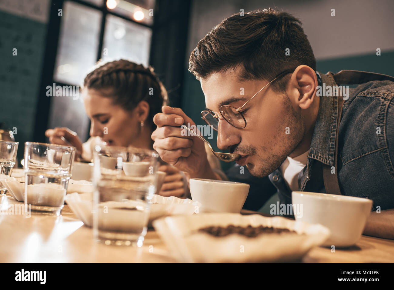 Coffee shop lavoratori controllo qualità di caffè caffè durante la funzione di alimentare Foto Stock