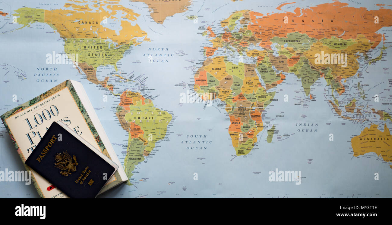 Una mappa del mondo con una pianificazione di viaggio prenota e passaporto statunitense. Fotografato dal di sopra. Foto Stock