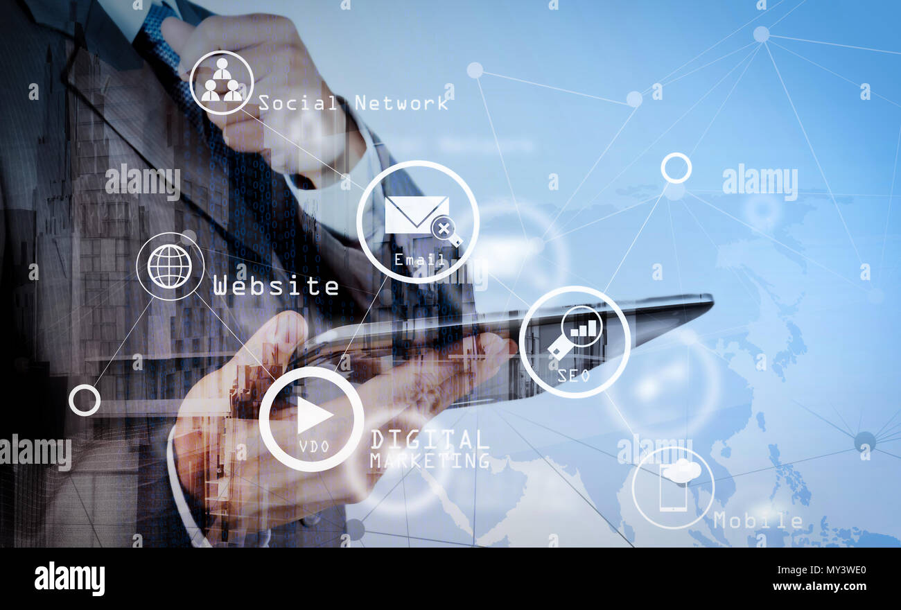 Digital marketing media (sito web ad, e-mail, rete sociale, SEO, video mobile app) nella schermata virtuale.doppia esposizione di imprenditore lavora con nuove Foto Stock