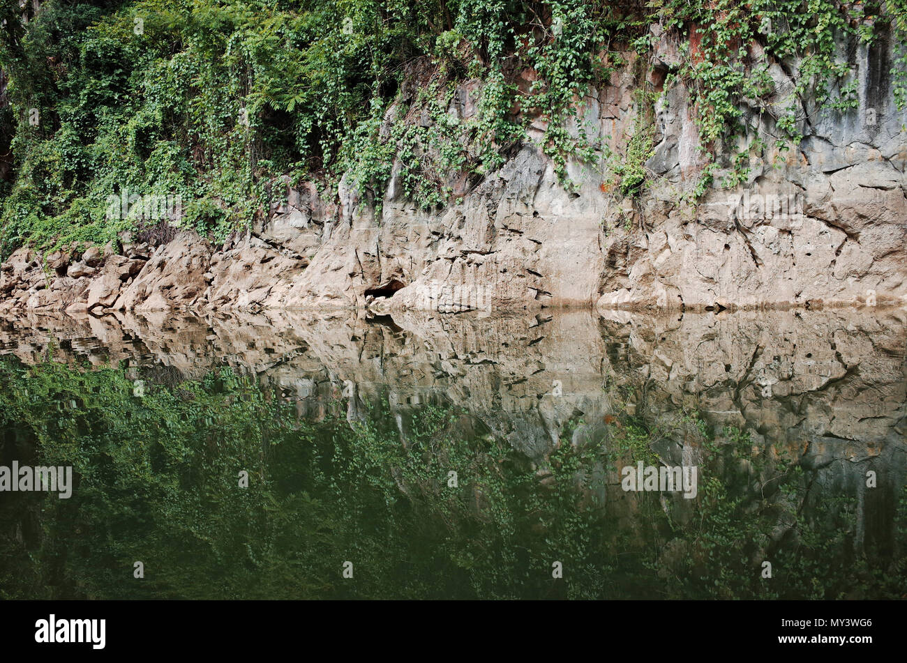 Tessitura della pietra riflettere sull'acqua. Foto Stock