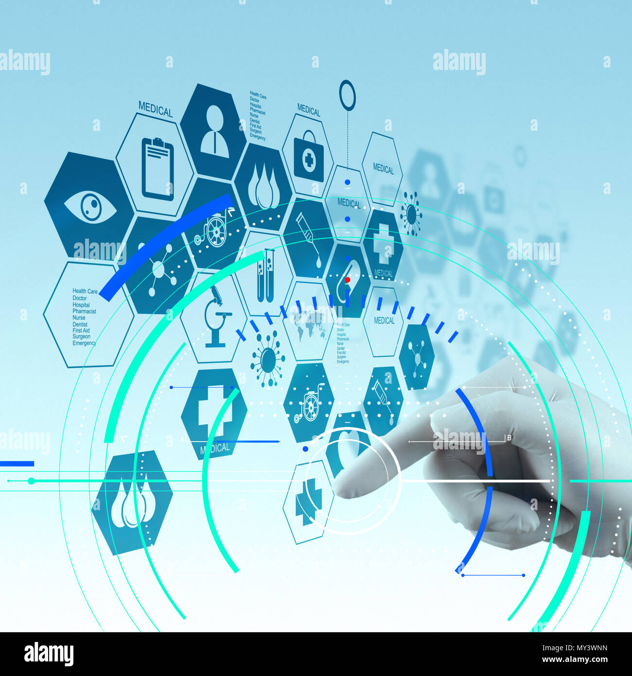 Una diagnosi accurata di trattamento appropriato concetto medico.medico di medicina lavoro a mano con i moderni computer interfaccia come concetto medico Foto Stock