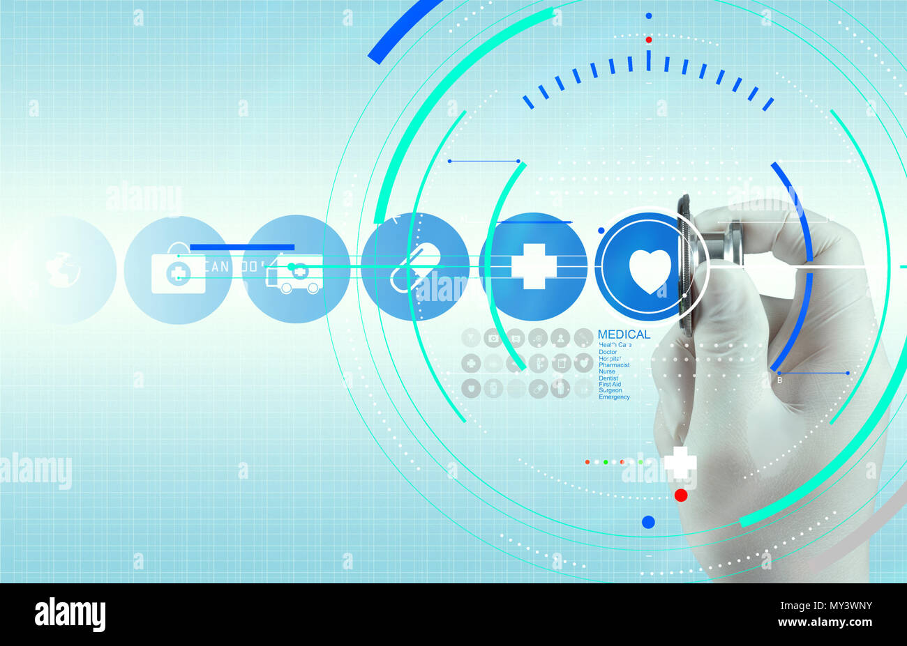Una diagnosi accurata di trattamento appropriato concetto medico.medico di medicina lavoro a mano con i moderni computer interfaccia come concetto medico Foto Stock