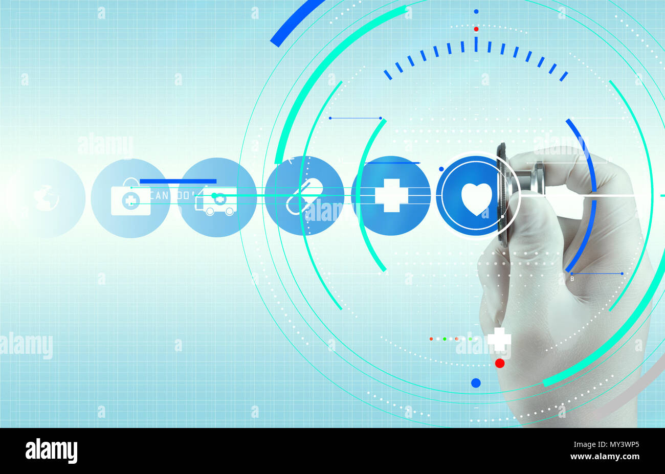 Una diagnosi accurata di trattamento appropriato concetto medico.medico di medicina lavoro a mano con i moderni computer interfaccia come concetto medico Foto Stock