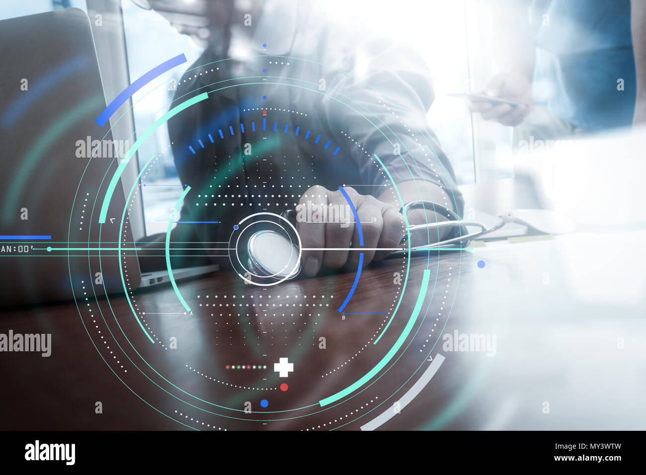 Una diagnosi accurata di trattamento appropriato concetto medico.medico di medicina lavoro a mano con i moderni computer e smart phone Foto Stock