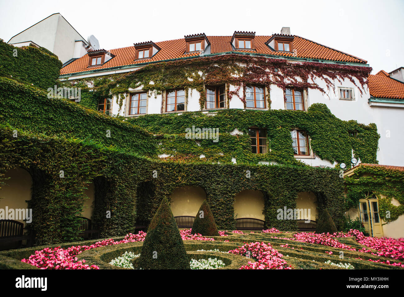 Praga, 18 Settembre 2017: case tradizionali intrecciati con piante vicino al giardino Vrbov a Praga nella Repubblica Ceca. Tradizionale architettura ceca Foto Stock