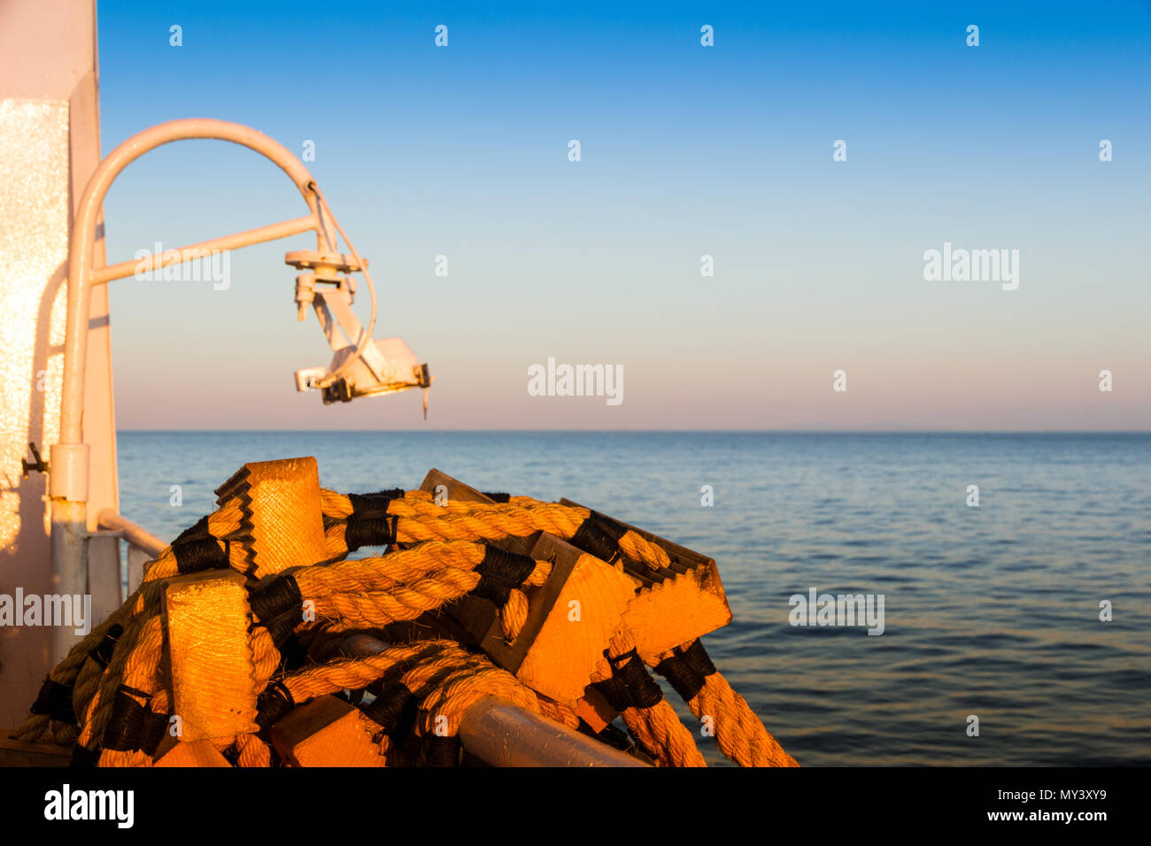 Canale di Piombino incrocio con ferry boat in estate Foto Stock