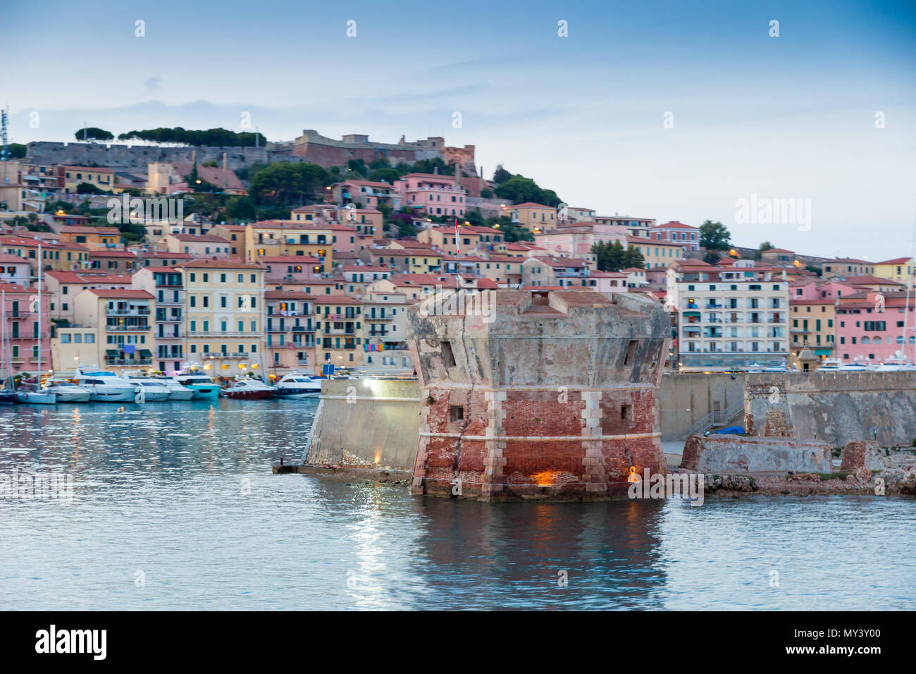 Canale di Piombino incrocio con ferry boat in estate Foto Stock