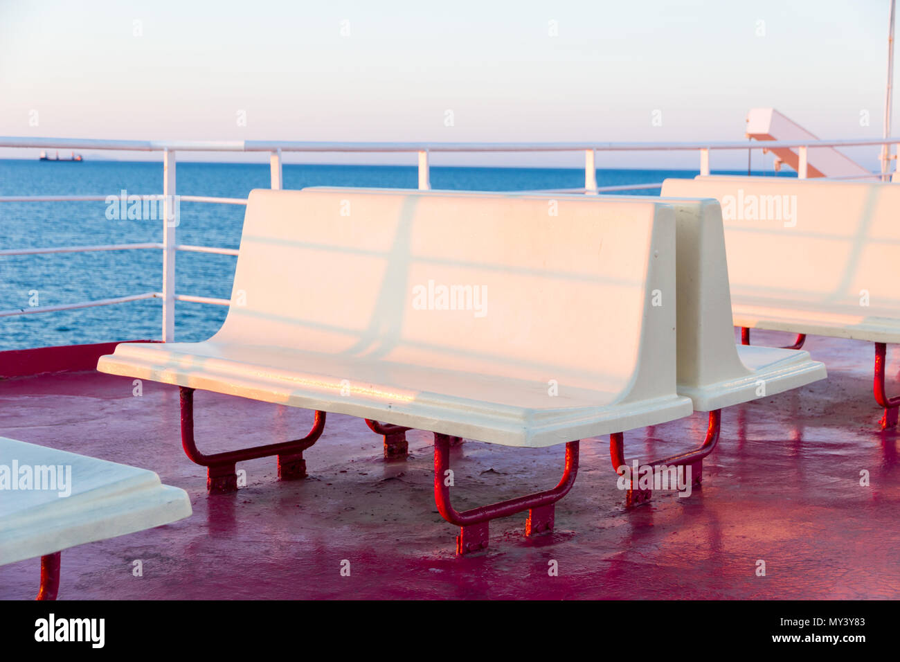 Canale di Piombino incrocio con ferry boat in estate Foto Stock