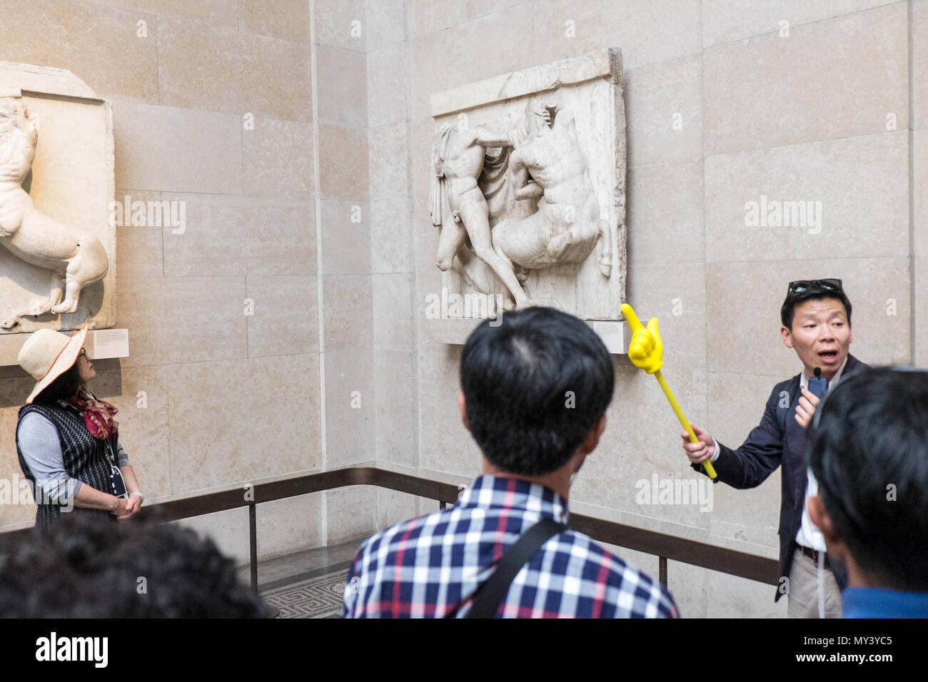 Chinese,gruppo,tour,turisti,guida,guidato,a,la camera 18,Elgin,Partenone,British Museum,Londra,capitale,l'Inghilterra,UK,GB,l'inglese,British,l'Europa,europeo, Foto Stock