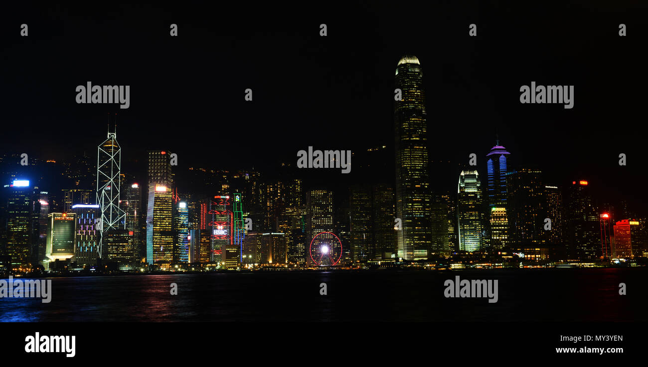 Grattacieli sull isola di Hong Kong di notte. Foto Stock