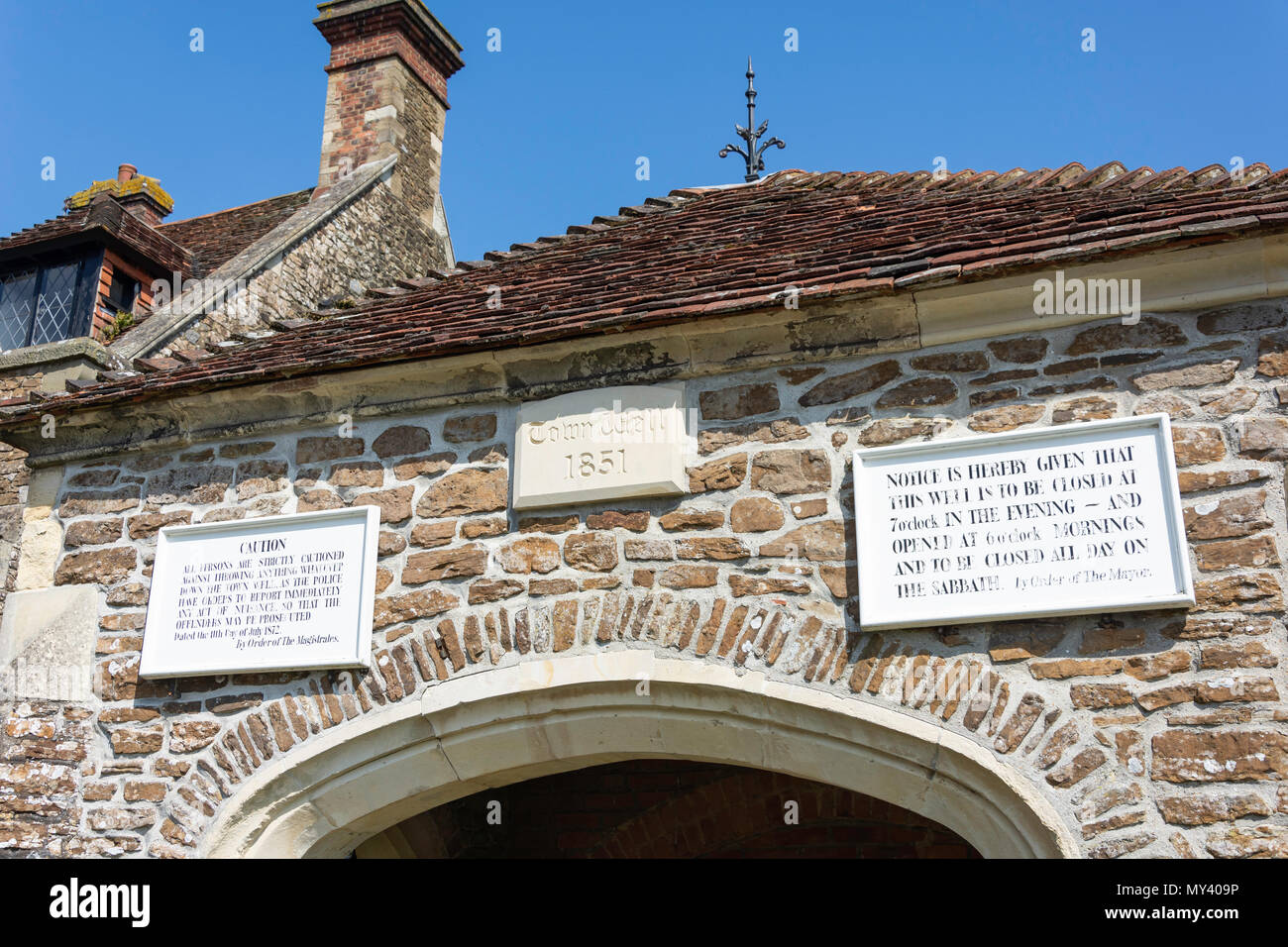Indicazioni sulla città ottimamente, Castle Street, Winchelsea, East Sussex, England, Regno Unito Foto Stock