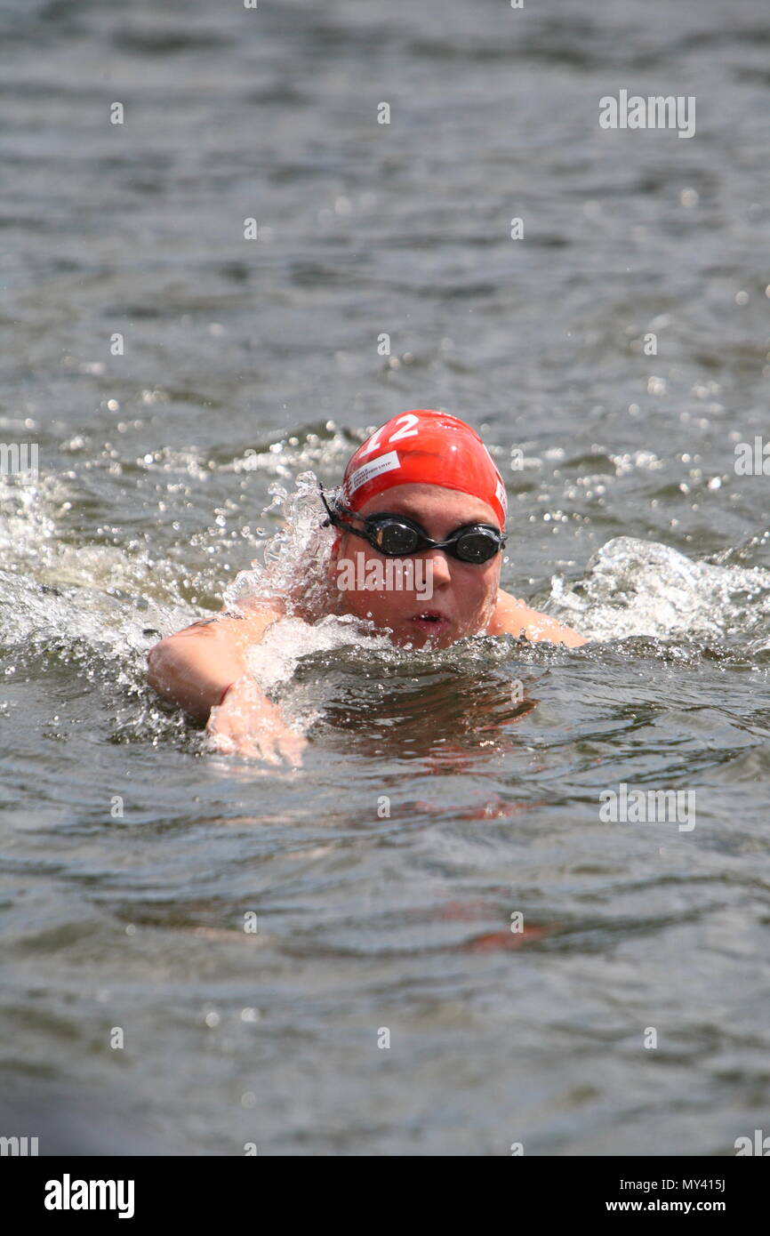 Energia destrogiro ITU Triathlon World Championship Hyde Park Londra Elite Ladies. Nuotare in piscina stadio atleti warm up nell'acqua.12 Vicky Holland GBR 24 Luglio 2010 Foto Stock