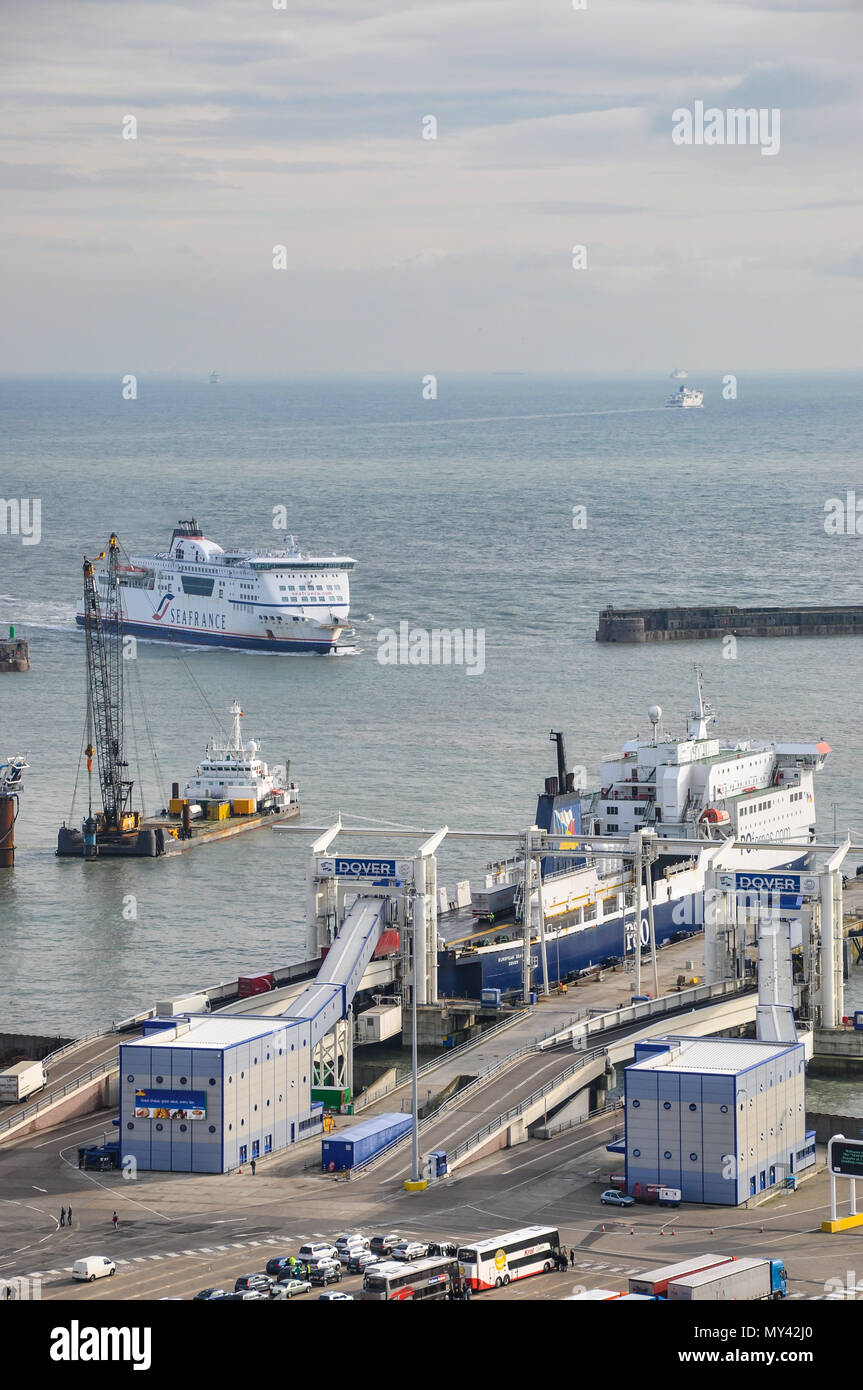 Mare Francia ferry entrando in porto di Dover Harbour. P&O traghetto in dock carico di autocarri, carrelli con altri in coda. Ritratto. Ferries nel canale Foto Stock