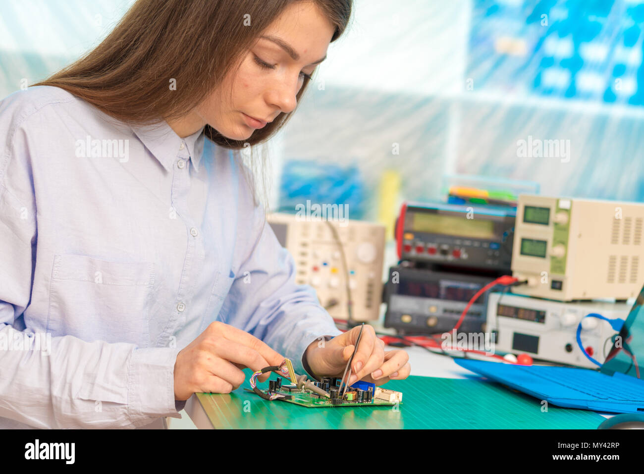 Studentessa in elettronica classe utilizza un dispositivo di misurazione Foto Stock