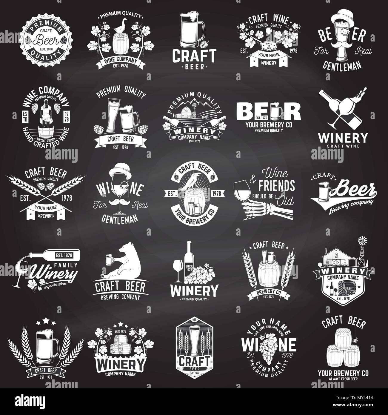 Set di birra artigianale e cantina badge aziendale, segno o etichetta. Vettore sulla lavagna. Vintage design per società di cantina, bar, pub, negozio, branding e ristorante business. Coaster per la birra, bicchieri da vino Illustrazione Vettoriale